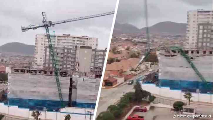 Impactante: Grúa de construcción cedió por el intenso viento y cayó sobre viviendas