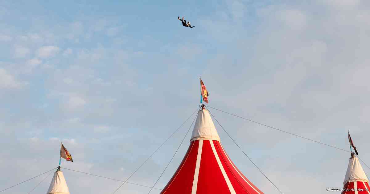Stuntman naar ziekenhuis na sprong van 75 meter over tent op Zwarte Cross