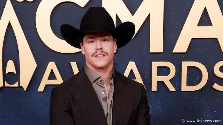 Country star cancels two weeks of concerts after father dies suddenly