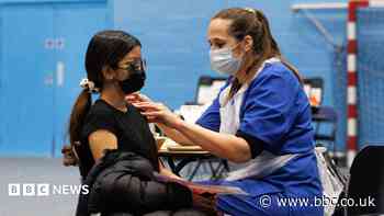 Teenagers from 15 should be given free MenB vaccine, say UK experts