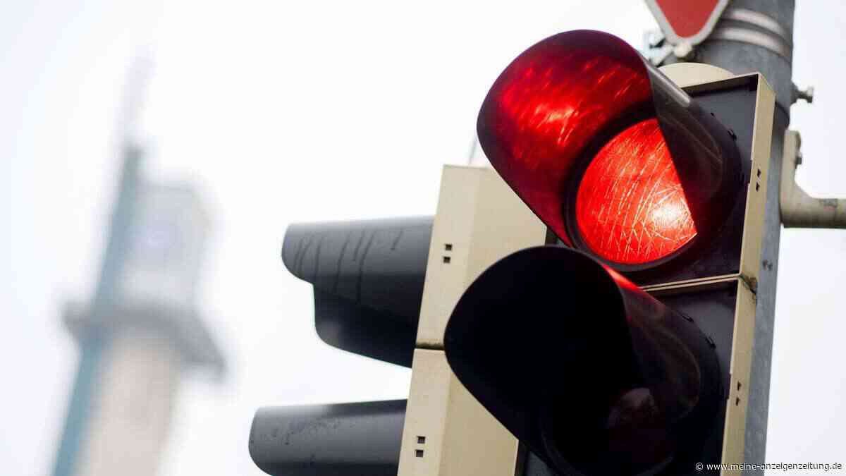 Urteil: Fahrverbot bei Rotlichtverstoß trotz Spurwechsel