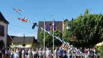 Bayerische Tradition im Elsass: Schönberger stellen Maibaum in Rittershoffen auf
