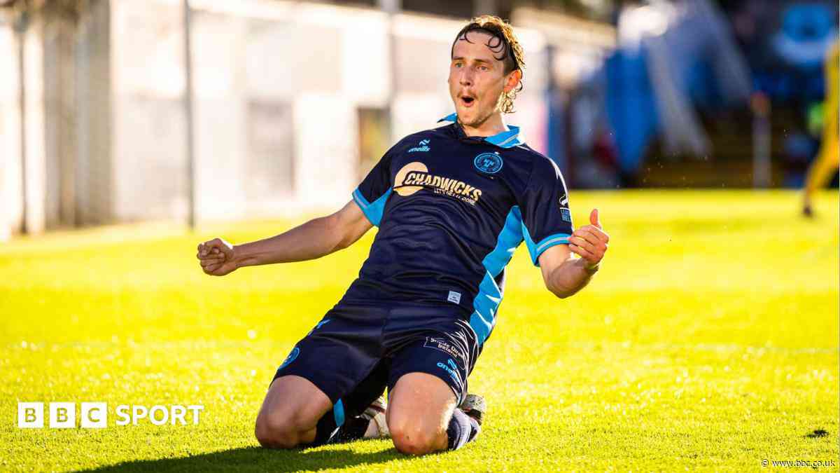 Stockport sign Shelbourne midfielder Wood