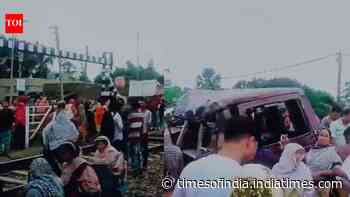 Train collides with school van in West Bengal's Murshidabad; 2 students among 3 dead