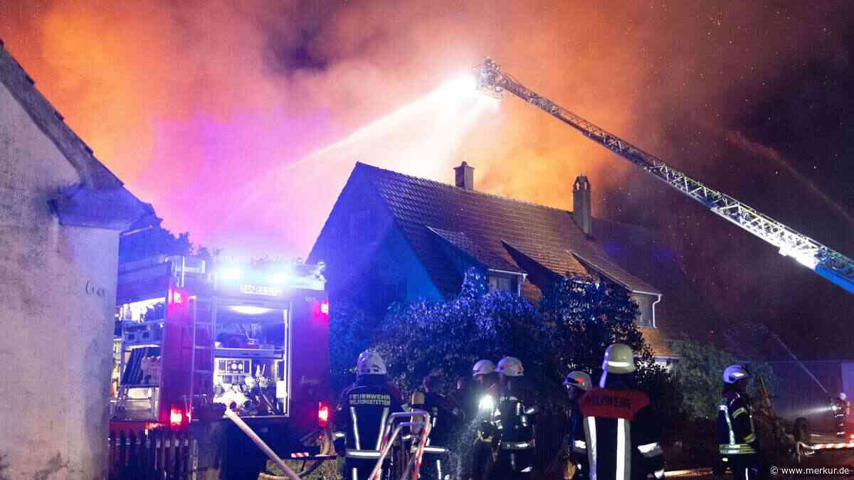 Großfeuer in Bayern: Hunderte Einsatzkräfte vor Ort – Blitzeinschlag löst Vollbrand aus
