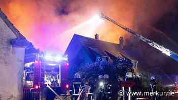 Großfeuer in Bayern: Hunderte Einsatzkräfte vor Ort – Blitzeinschlag löst Vollbrand aus