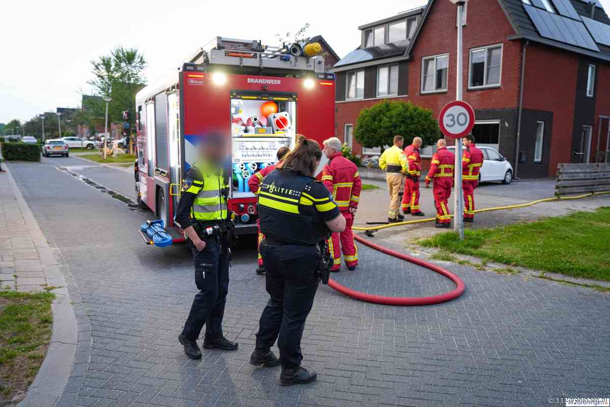 Gasfles in brand in tuin van woning in Bedum