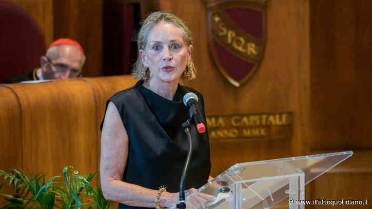 “Donald Trump, comportati in modo tale che tua madre possa essere fiera di te”: il messaggio di Sharon Stone al “Conclave” dei Nobel a Roma