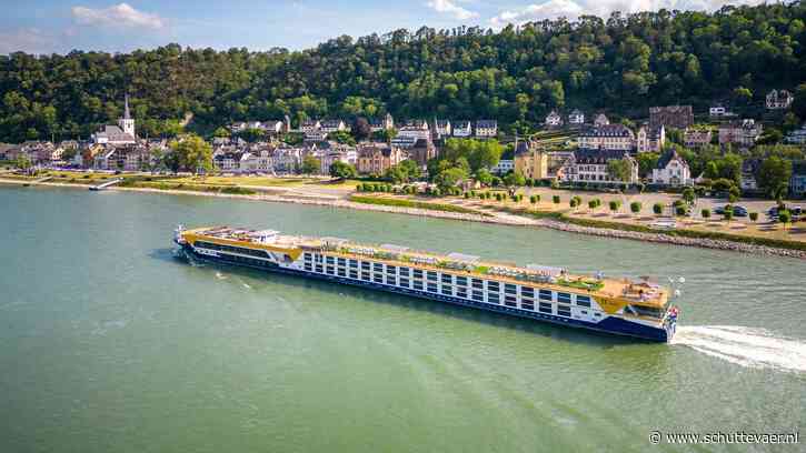 Riviercruiseschip vaart omhoog bij Bonn