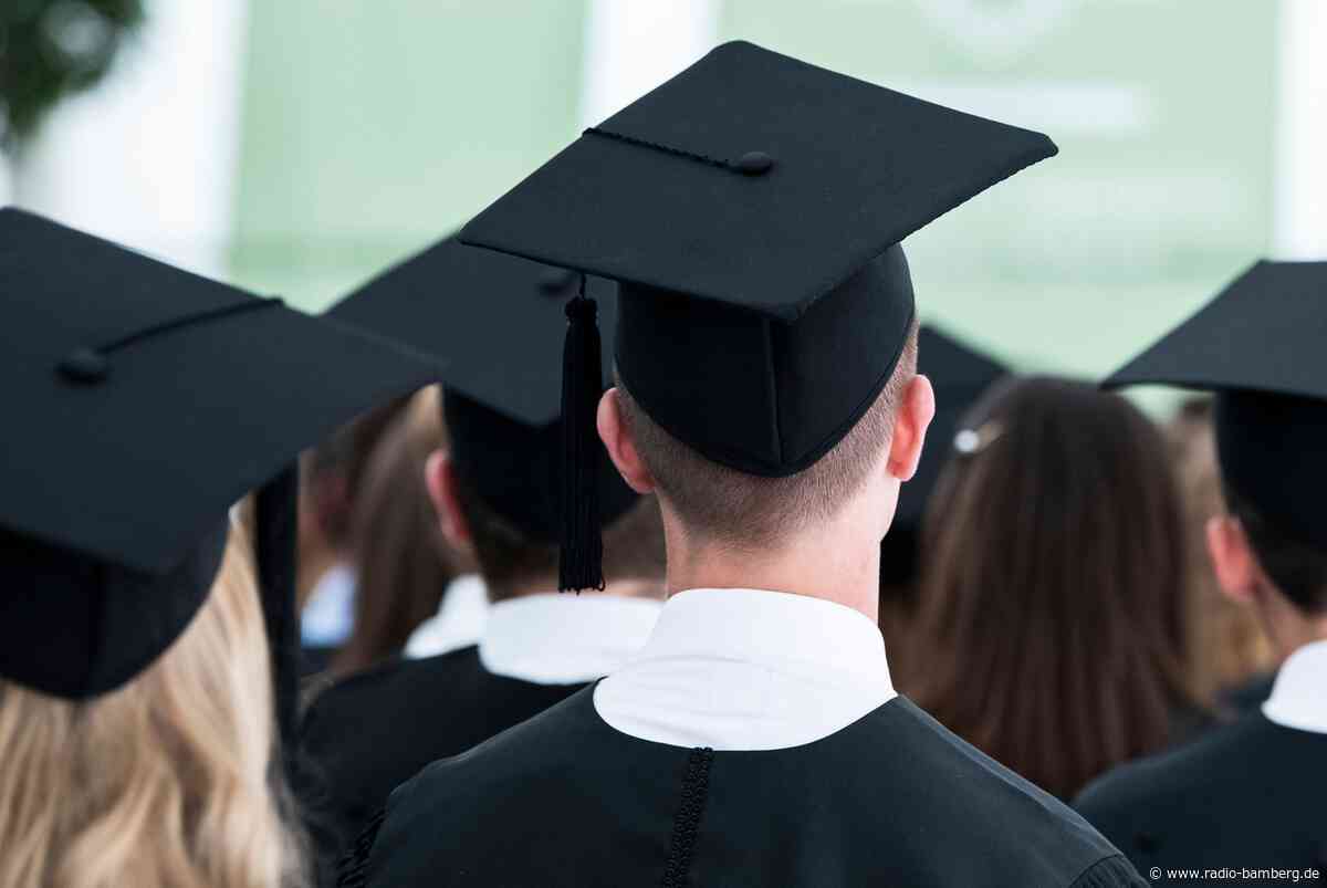 Weibliche Studierende erreichen Abschluss schneller