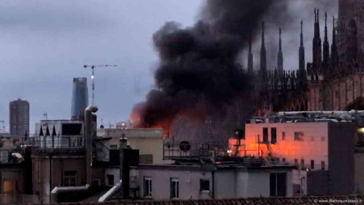 Incendio in un palazzo vicino alla Rinascente di Milano: il Duomo avvolto dal fumo nero – Video