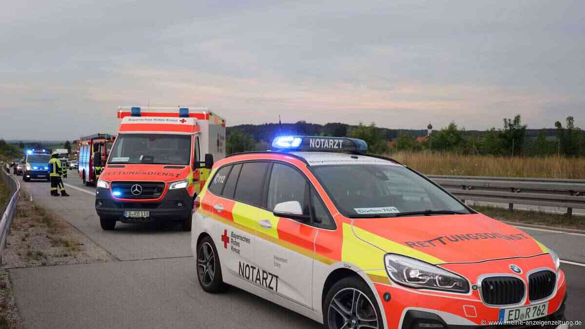 Motorradfahrer stürzt auf A94 bei Lengdorf und verletzt sich schwer