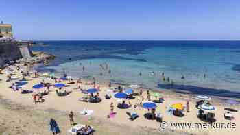 Strandgäste entdeckten sie leblos im Wasser – Urlauberin stirbt beim Baden in Italien