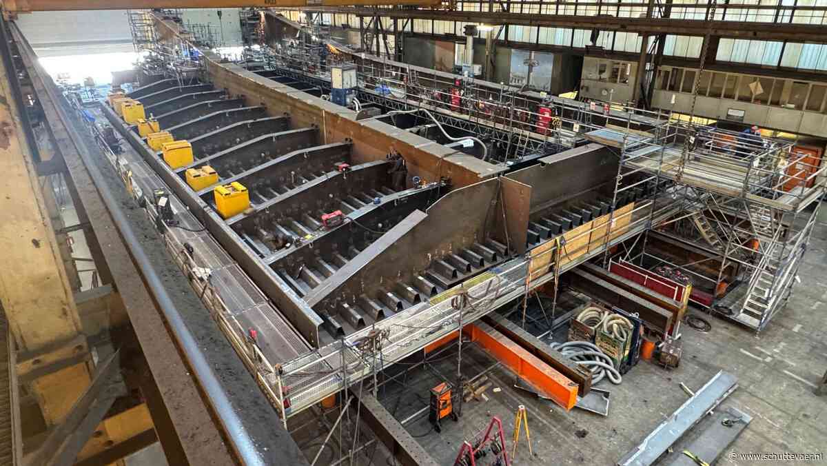Matador 3 van Bonn & Mees hijst en kantelt nieuw brugdek Papendrechtsebrug