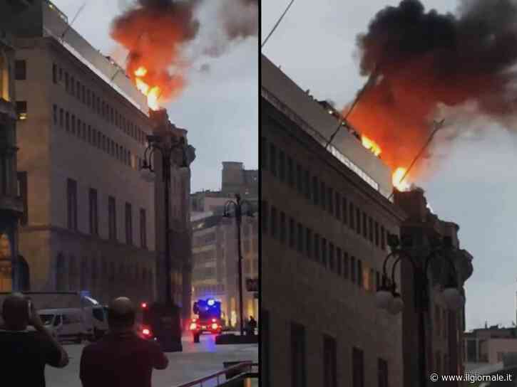 Paura in Piazza Duomo, incendio vicino alla Rinascente: le fiamme e l'alta colonna di fumo