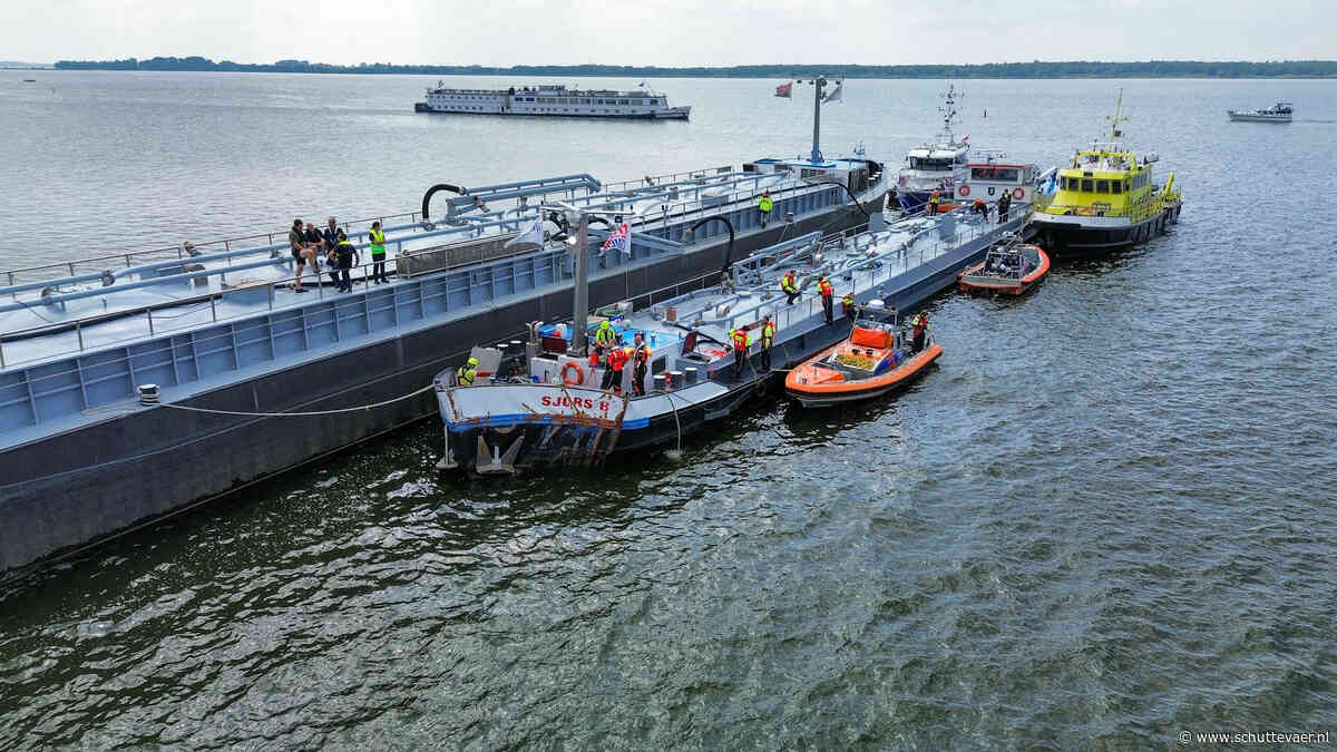 Schip maakt water na aanvaring met Hollandse Brug