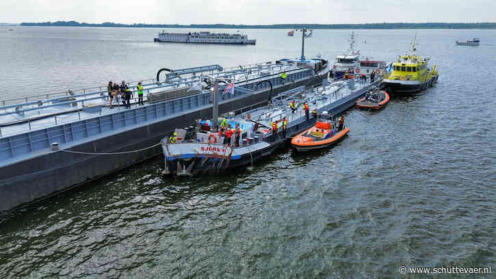 Schip maakt water na aanvaring met Hollandse Brug