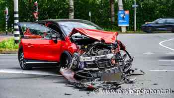 Auto total loss na botsing tegen bus in Breda