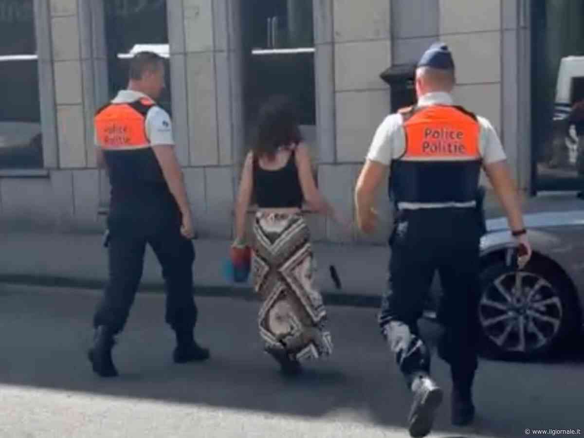 L'europarlamentare Benedetta Scuderi: "strattonata e spostata con la forza"