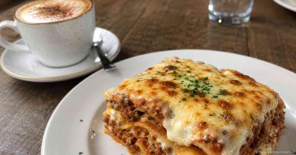 “Non ordinate il cappuccino dopo la colazione, anzi, non ordinatelo proprio al ristorante. E la pasta non è mai un contorno”: la Bbc detta 7 regole ai turisti inglesi in vacanza in Italia