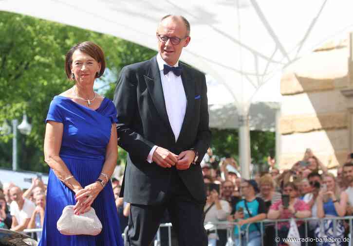 Merz und Merkel beim Bayreuther Festspiel-Jubiläum