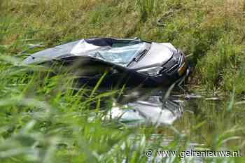 Auto belandt in sloot langs A325, één gewonde