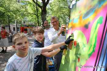 Endlich Ferien: Jugendliche feiern auf dem Domplatz