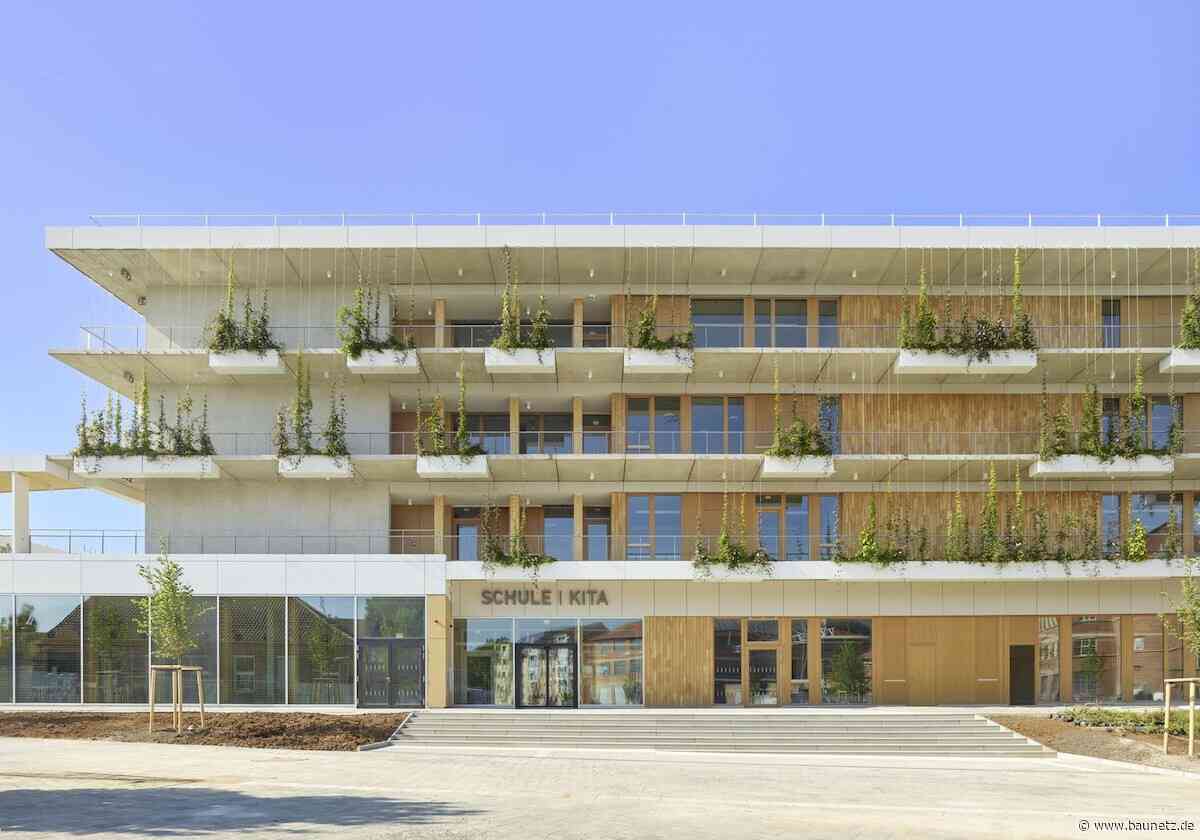 Holz und Rankpflanzen - Bildungshaus in Stuttgart von Glück+Partner