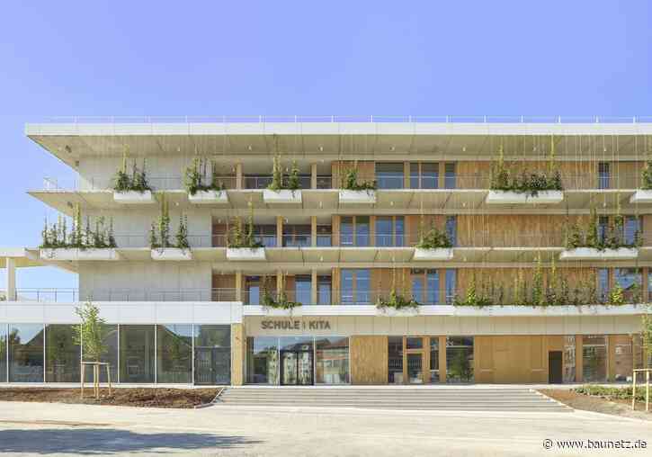 Holz und Rankpflanzen - Bildungshaus in Stuttgart von Glück+Partner