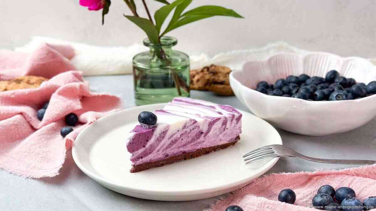 Dieser Käsekuchen mit Heidelbeeren braucht keinen Ofen – und sieht trotzdem spektakulär aus