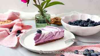 Dieser Käsekuchen mit Heidelbeeren braucht keinen Ofen – und sieht trotzdem spektakulär aus
