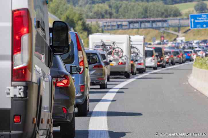 Urlaubsfahrt 2026: Verbrenner zahlen drauf, E-Autos laden günstiger