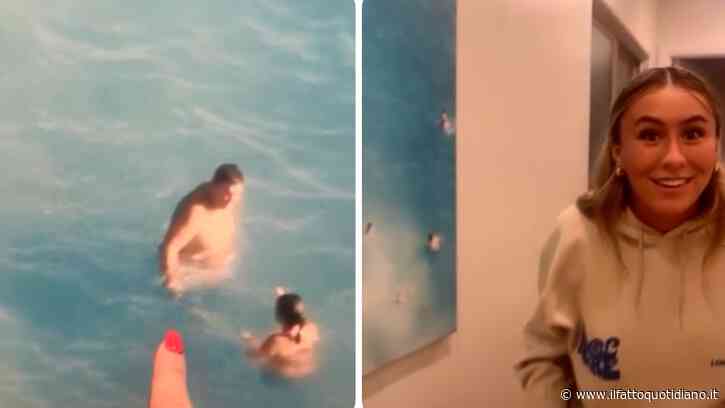 “Papà, quello sei proprio tu. Anzi, siamo tutti noi”: una famiglia affitta una casa su Airbnb e trova la propria foto appesa al muro, l’incredibile coincidenza