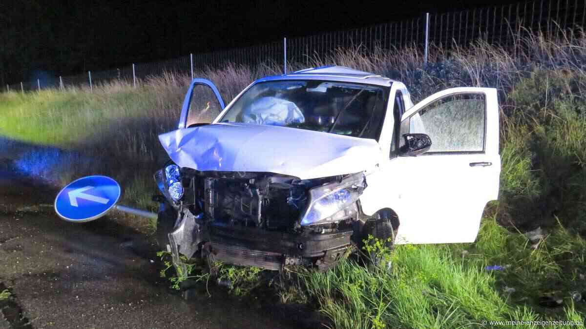 Kleintransporter kracht auf regennasser A8 in BMW: Drei Autos Schrott, zwei Fahrer verletzt