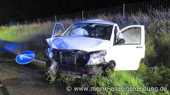 Kleintransporter kracht auf regennasser A8 in BMW: Drei Autos Schrott, zwei Fahrer verletzt