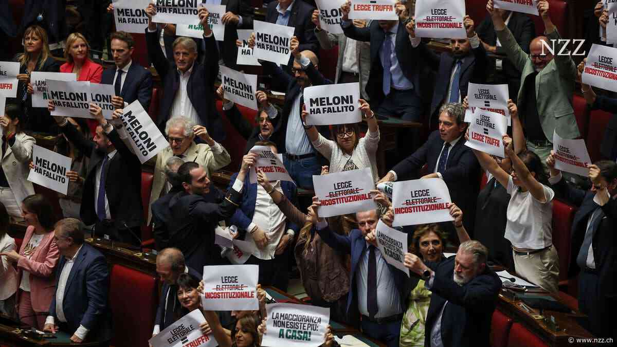 Giorgia Meloni steht vor einem schwierigen letzten Jahr: Es riecht nach Wahlkampf in Italien