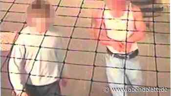 Rassistischer Angriff an Bushaltestelle: Durchsuchungen bei zwei 18-Jährigen