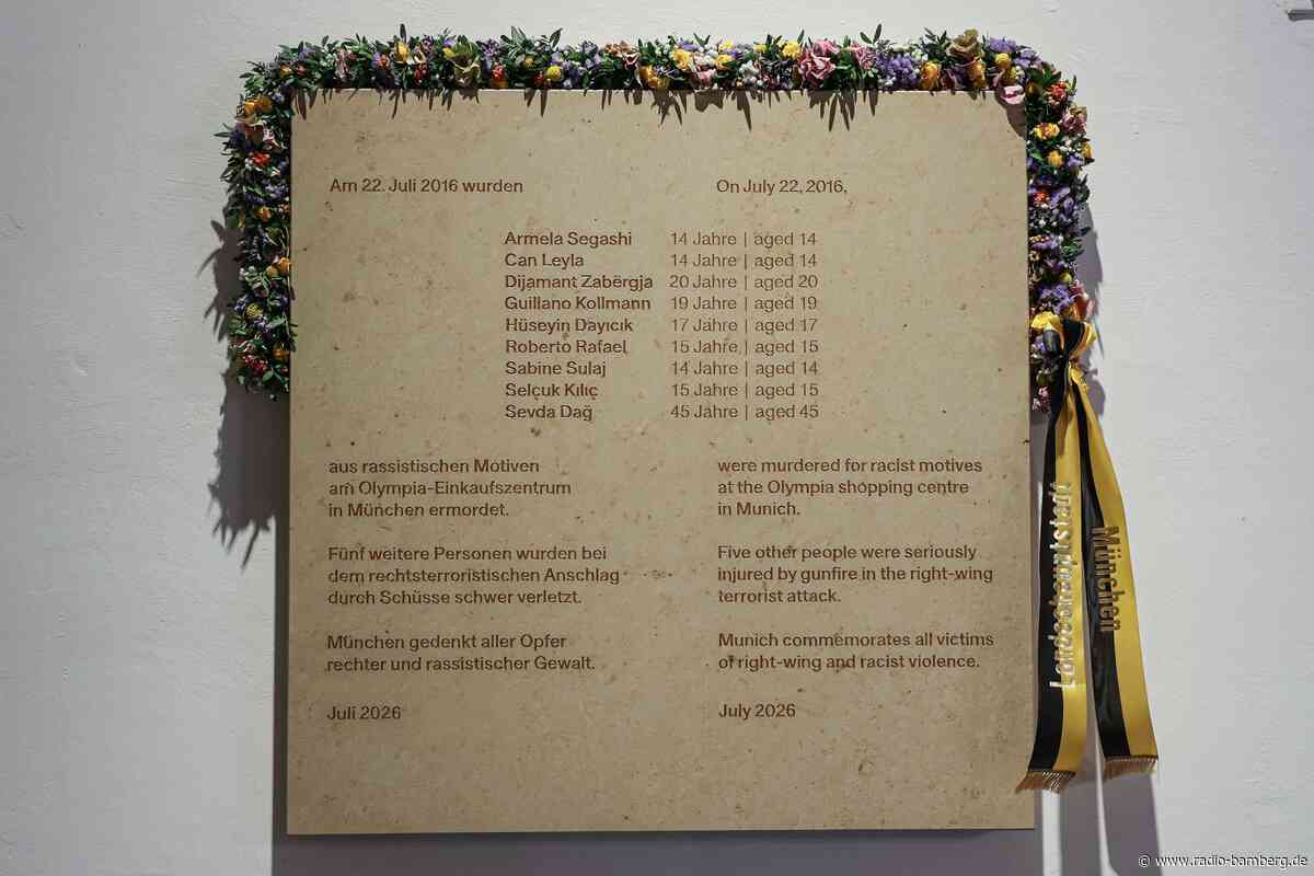 Gedenktafel am Rathaus erinnert an OEZ-Anschlagsopfer