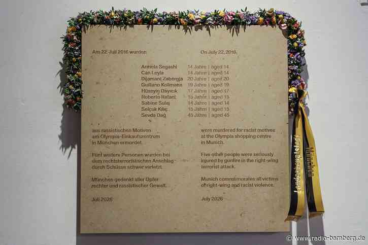 Gedenktafel am Rathaus erinnert an OEZ-Anschlagsopfer
