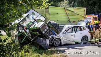 Schwerer Unfall auf der B20: BMW prallt in abbiegenden Traktor – Christoph 14 im Einsatz