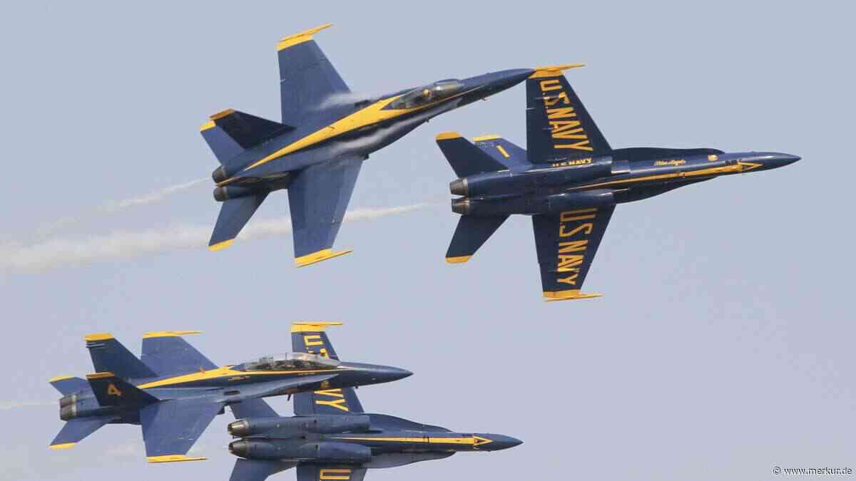 US-Kampfjet donnert im Tiefflug über Urlaubsstrand – Sonnenschirme und Liegestühle wirbeln durch die Luft