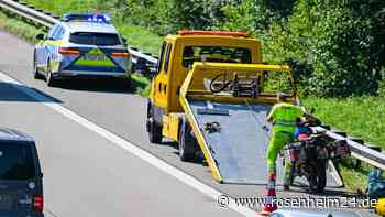 Motorradfahrer prallt gegen Autoheck – Biker und Sozius stürzen und werden verletzt