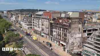 Building fire closes Edinburgh's main street during festival season
