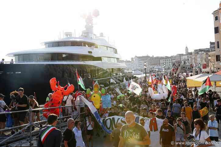 Scontri tra polizia e manifestanti a Venezia durante il corteo contro l’ambasciatore Usa in “tour” sul suo yacht da 117 metri