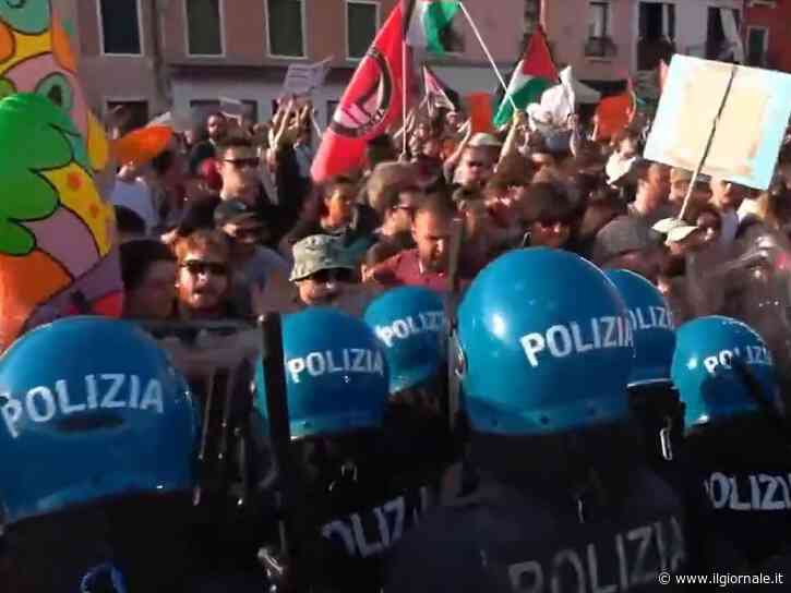 Venezia, assalto dei centri sociali contro l’ambasciatore Usa: scontri davanti al maxi yacht