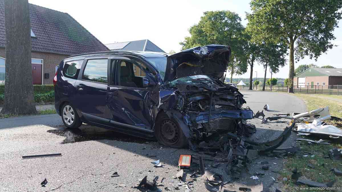 Man en vrouw raken ernstig gewond bij frontale botsing