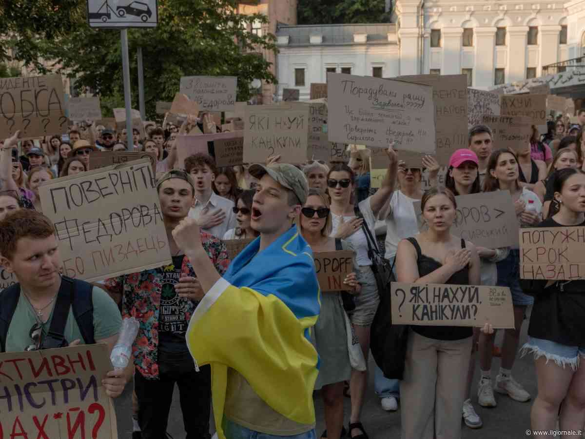 Kiev sfida Zelensky: migliaia in piazza per Fedorov, il ministro della Difesa simbolo della guerra tecnologica