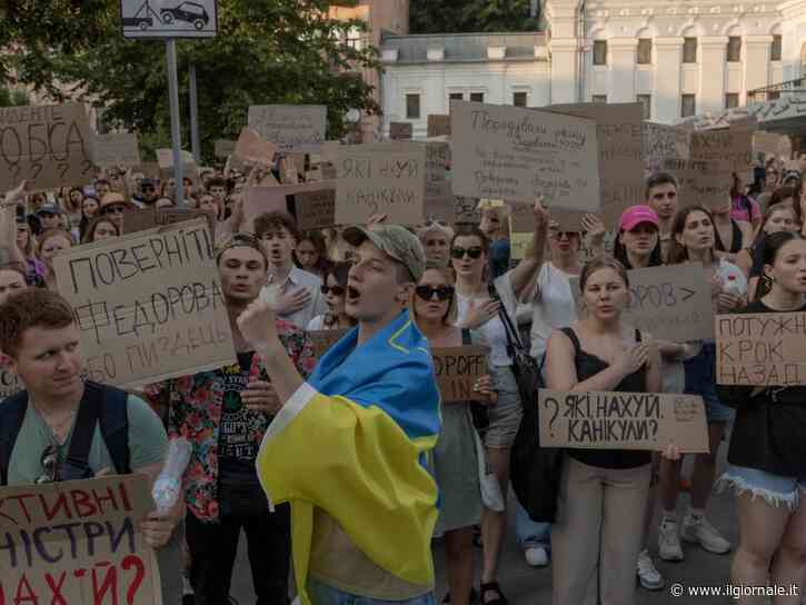 Kiev sfida Zelensky: migliaia in piazza per Fedorov, il ministro della Difesa simbolo della guerra tecnologica