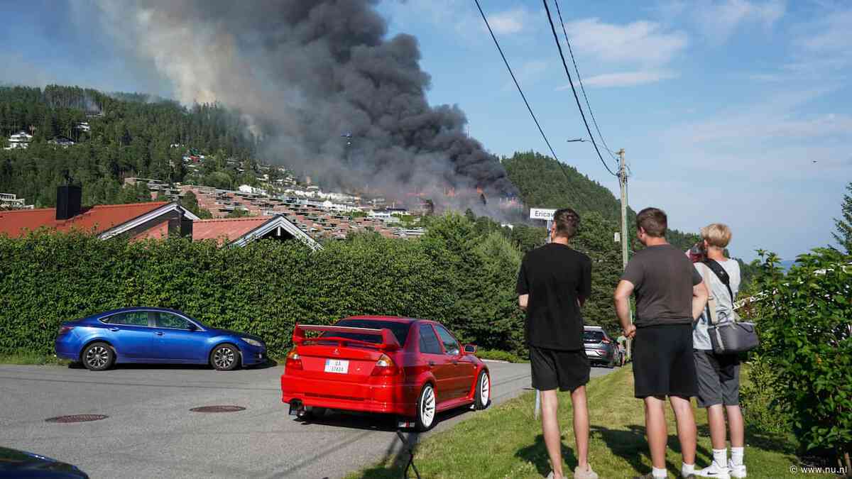 Ruim honderd huizen verwoest door grote brand in Noorwegen