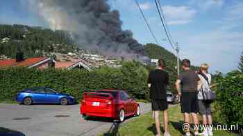 Ruim honderd huizen verwoest door grote brand in Noorwegen